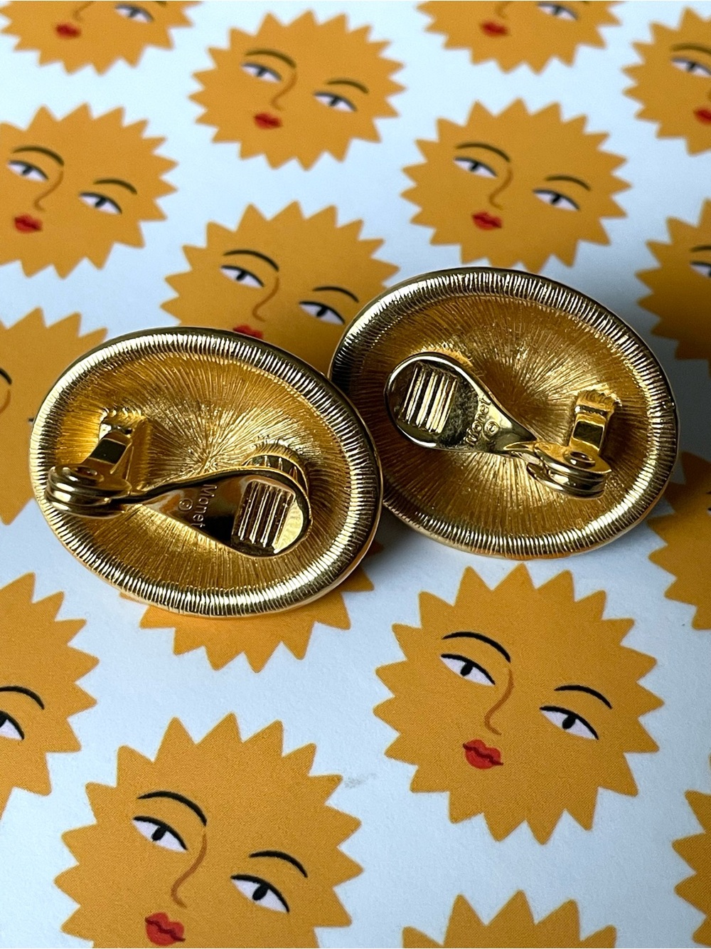 Signed vintage Monet goldtone, enamel, lucite (?) clip-on earrings - Picture 6 of 10
